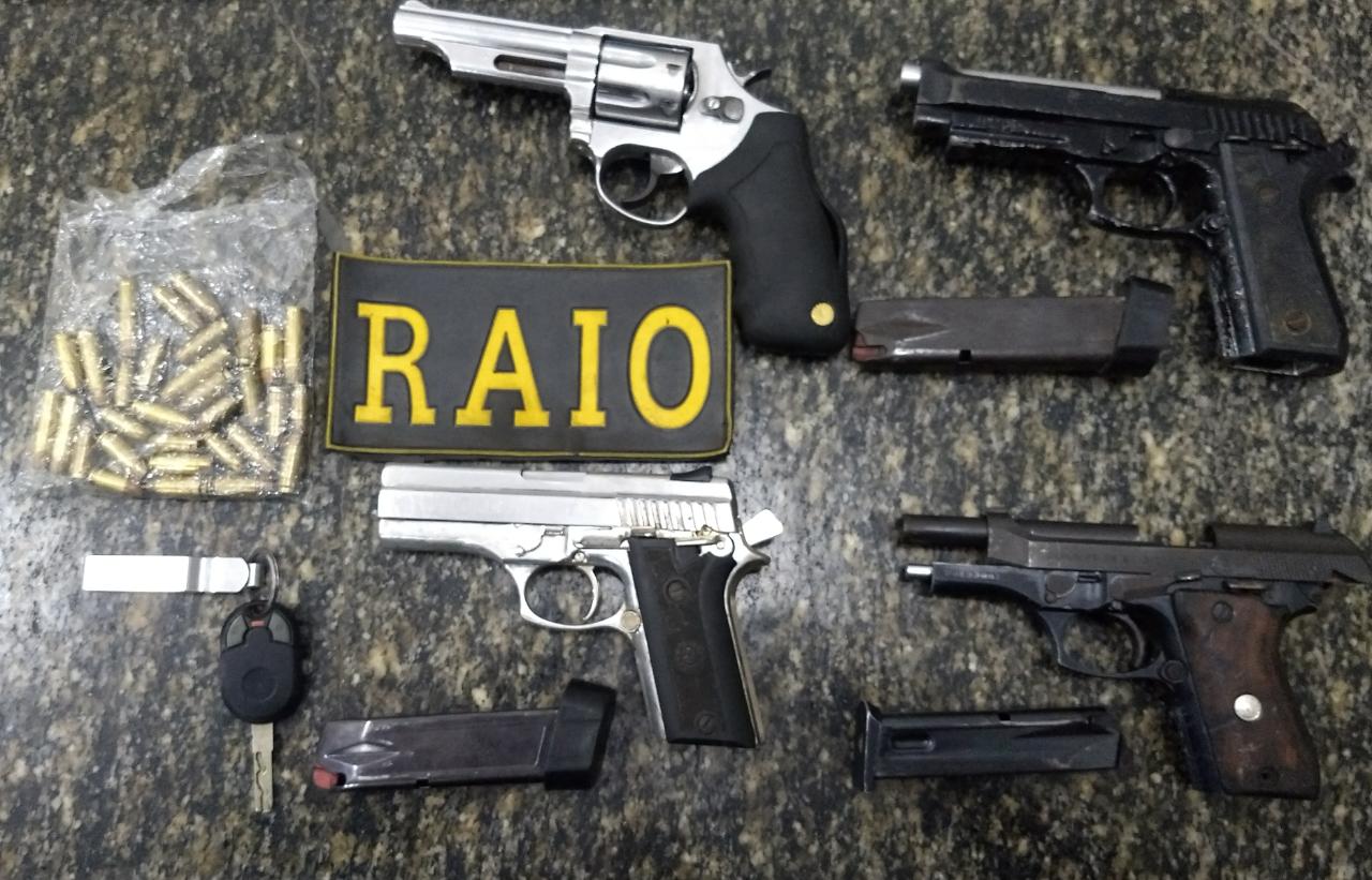 Quatro Armas De Fogo S O Apreendidas Ap S Bpraio Abordar Carro Roubado