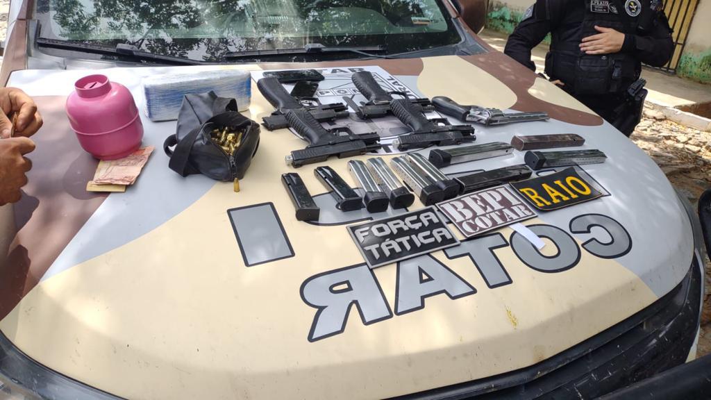 PMCE captura quatro suspeitos e apreende cinco armas munições e drogas