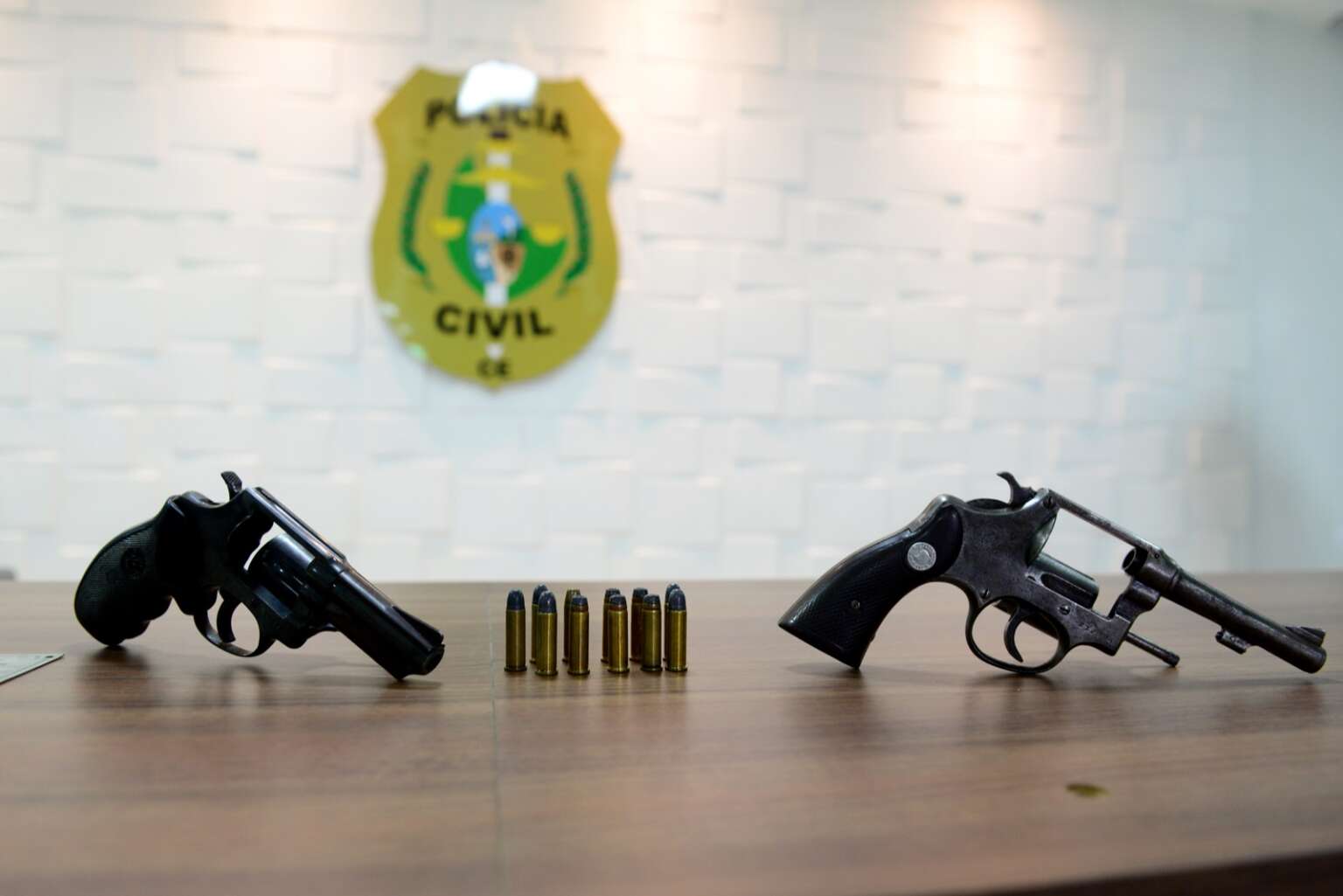 Pol Cia Civil Prende Casal Em Posse De Armas De Fogo E Apreende Placas