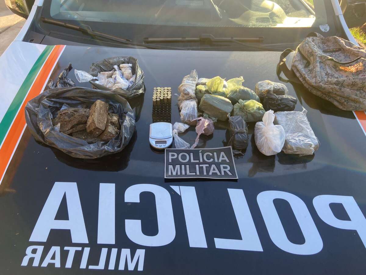 Pol Cia Militar Apreende Kg De Drogas E Muni Es Em Terreno Baldio Em