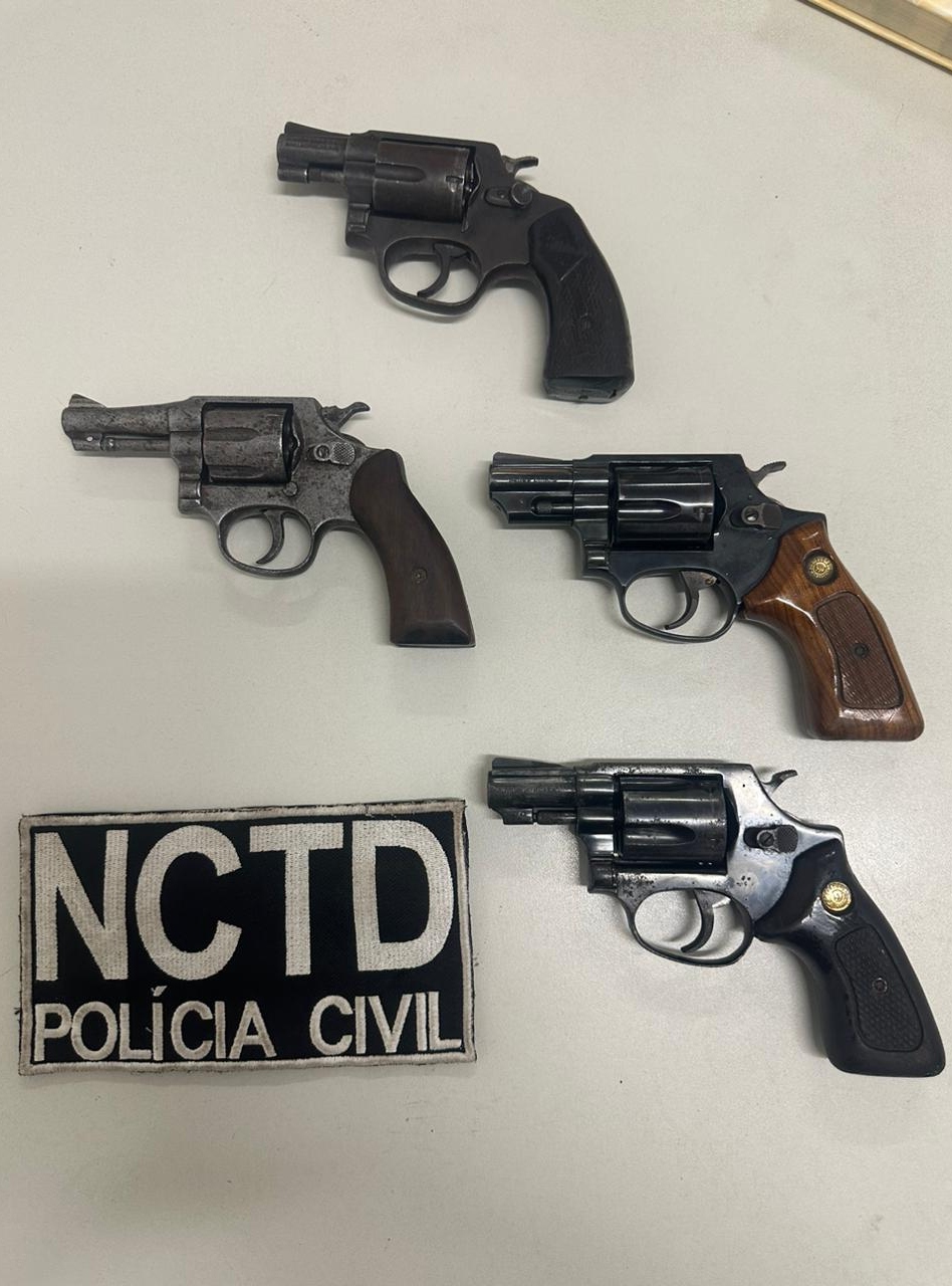 Polícia Civil prende em flagrante dupla em posse de quatro armas de