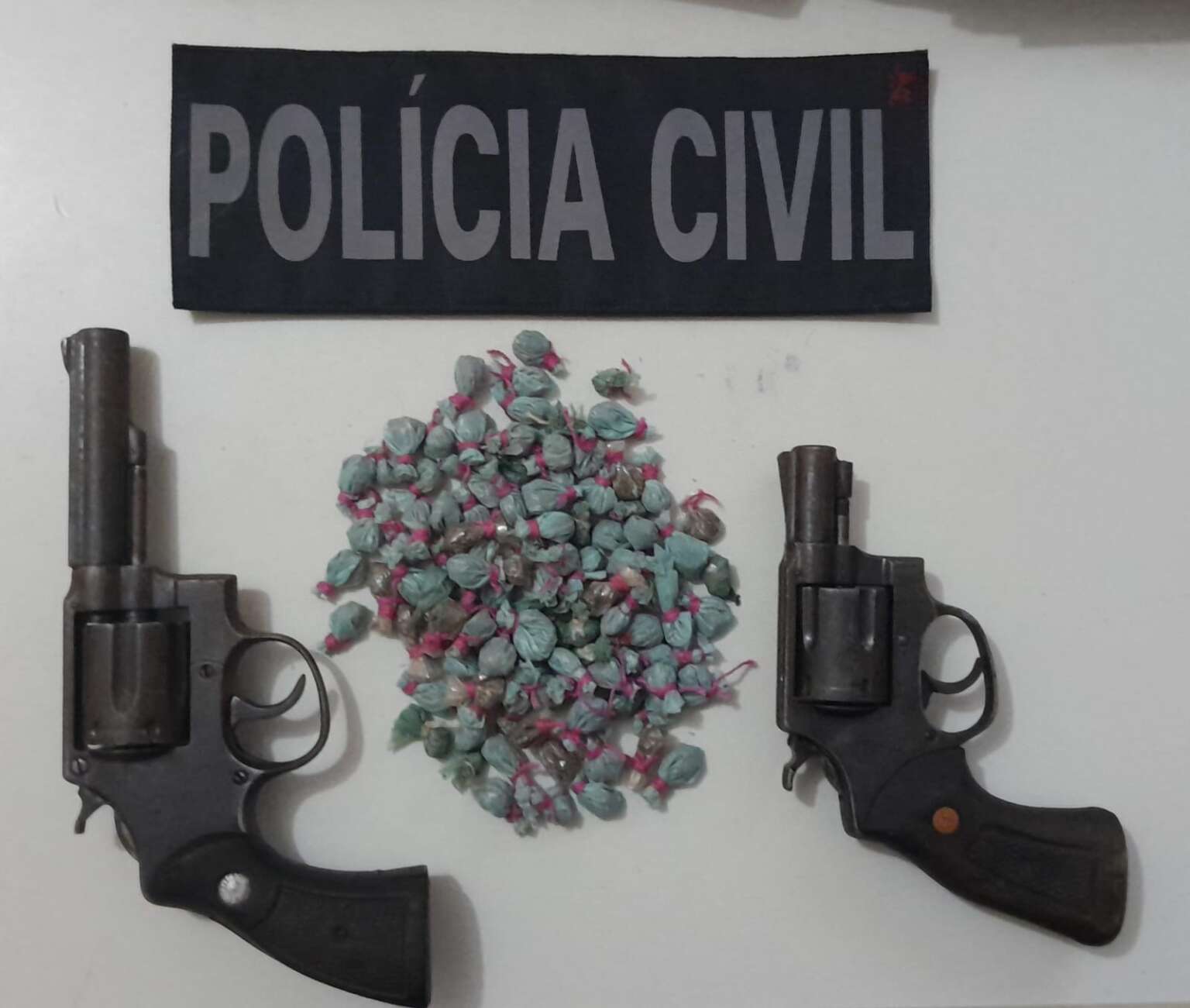 Operação da Polícia Civil resulta em três presos e apreensão de armas